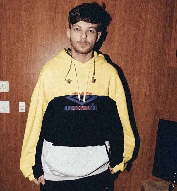 a very cute thread of louis tomlinson wearing hoodies with sweater paws #ProjectAlwaysYou