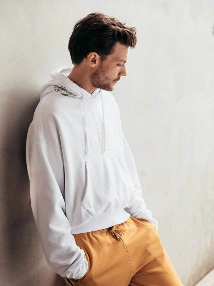 a very cute thread of louis tomlinson wearing hoodies with sweater paws  #ProjectAlwaysYou