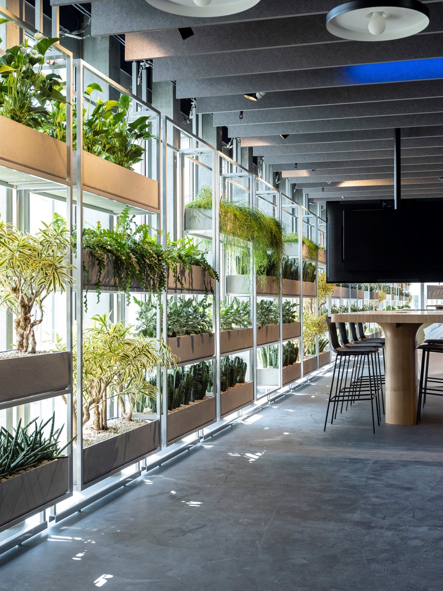 zrh_airport's tweet photo. Wir ziehen um! In den kommenden Wochen werden wir unseren neuen Hauptsitz als erste Mieterin im @TheCircleatZRH beziehen! Die "Homebase" bietet rund 600 Mitarbeitenden eine moderne Arbeitswelt direkt am Schweizer Tor zur Welt. https://t.co/7SRVY0c6Vv https://t.co/jrTLQpvgxZ