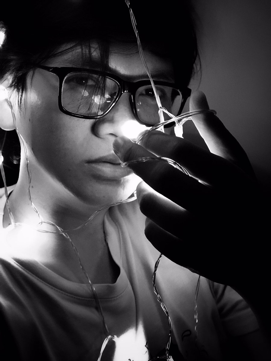 Found this Tumblr lamp and triggered to having this kind of picture 😂😂🤣🤣