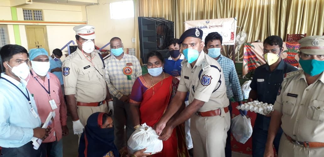 MalkajgiriCop's tweet photo. #HelpingHands
Today @DcpBhongir Narayan Reddy has distributed #Nutritious Food to 200 pregnant women at V.V.R Function hall in the limits of @ChoutuppalPS with help of #Ramakrishna_Math.
@TelanganaDGP @rkmathdotorg @TelanganaCOPs @KTRTRS @hydcitypolice @cyberabadpolice https://t.co/cly9ZxFgh1