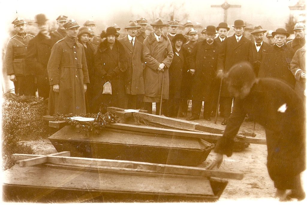 Kombatanci's tweet photo. 📌 W 1925 r. we Lwowie w obecności Komisji Ekshumacyjnej Jadwiga #Zarugiewicz i Bronisława #Widt wskazały bezimienne Orlę Lwowskie celem pochowania go w Warszawie pod arkadami Pałacu Saskiego. Obie same straciły synów w walkach o wolną Ojczyznę... 🇵🇱
#DzieńMatki #GNŻ #Pamięć! https://t.co/LC8KKbwvO0