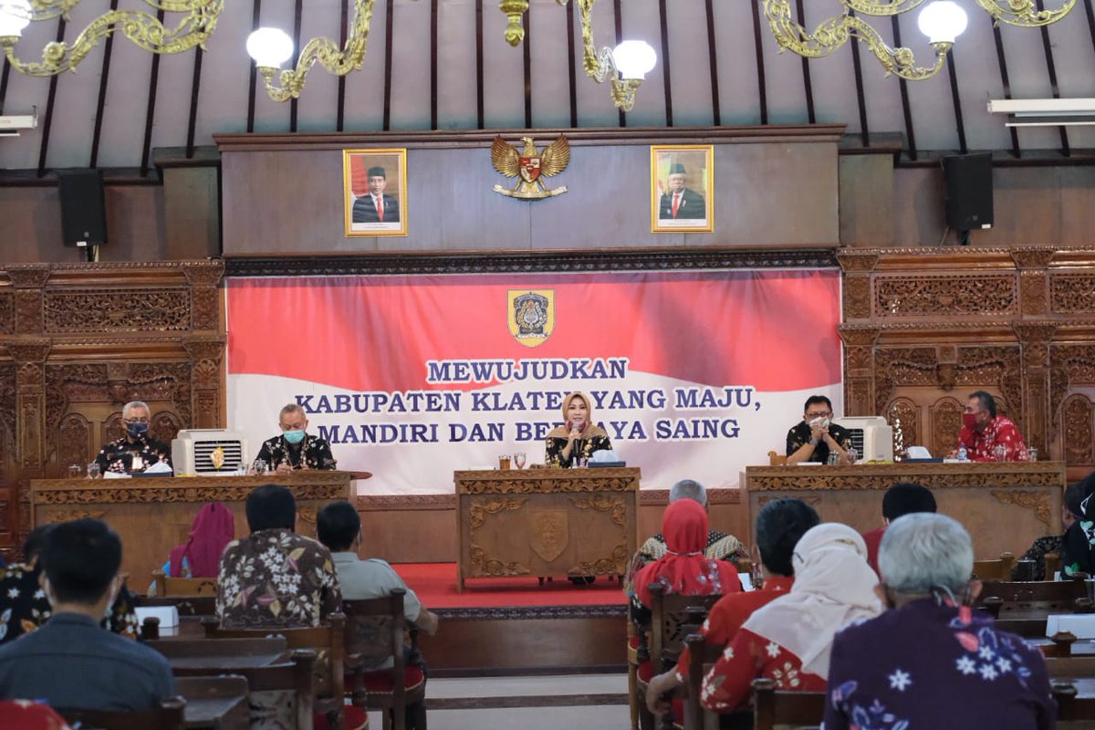 Sementara itu, penyaluran BST tahap 1 sudah dilakukan. Bantuan sosial sembako tahap 1 dari Pemkab Klaten juga sudah disalurkan. Bantuan Langsung Tunai (BLT) per Sabtu (23/5) tercatat sudah 259 Desa yang sudah menyalurkan, dan sisanya akan segera disalurkan minggu ini.