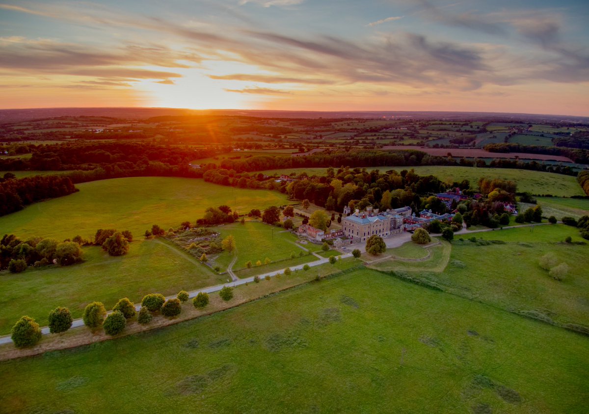 HFdroneshots's tweet photo. Beautiful sunset last night over copped hall estate ๐๐๐ #coppedhallestate #coppedhall #epping #eppingsunset #homes #Countryside #countryliving #countrylife #dronephotography #dronesunsets https://t.co/v9wYpyB0dV