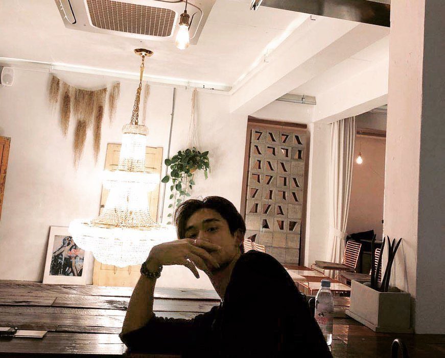 realboeky's tweet photo. ฉันมุ้บอรจากตาคัสรูปนี้ไม่ได้อะ เหมือนรุ่นน้องวิดวะอินเตอร์สักคนที่เรานัดมาถ่ายรูปที่ยุดยาไปโปรโมทละแวะคาเฟ่ซื้อกาแฟเซ่นมันที่ยอมมาให้ ค่าตัวคือกุ้งเผา ละมันก็บอก พี่ๆ ถ่ายมุมนี้ให้หน่อยเอาหล่อ ๆ นะ จะเอาลงไอจี เหมือนอะ เหมือนกุฝันอะ ตื่นก่อน https://t.co/WIl3yjIARN