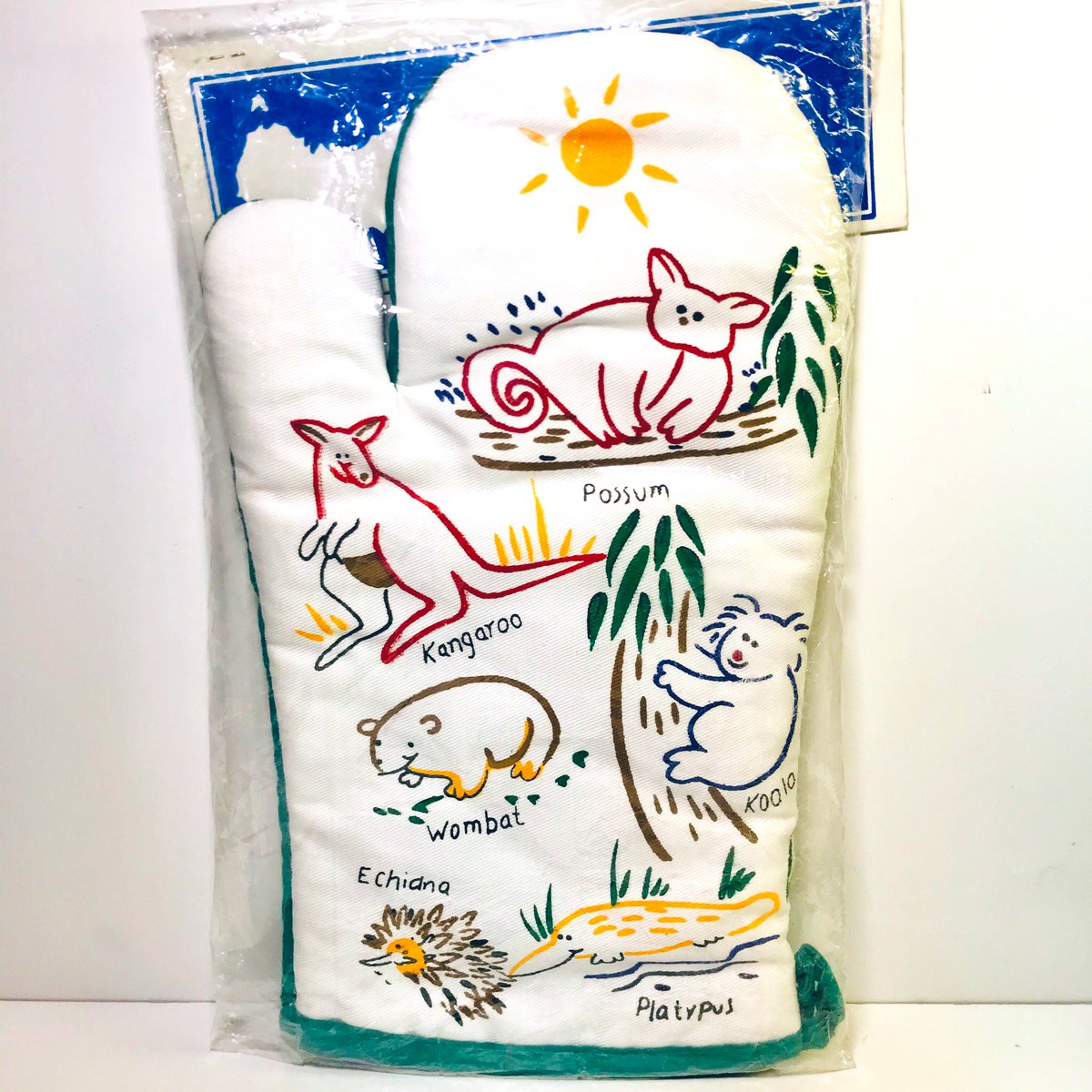 奇声を発して暴れる坊や A Twitter 奇声の入荷 オーストラリアの国民的イラストレーター Ken Done氏の描くイラストはどれも色彩豊かで明るい気持ちにさせてくれます ご紹介のキッチンミトンにもオーストラリアの動物たちが氏のタッチを 模して 色彩豊かに