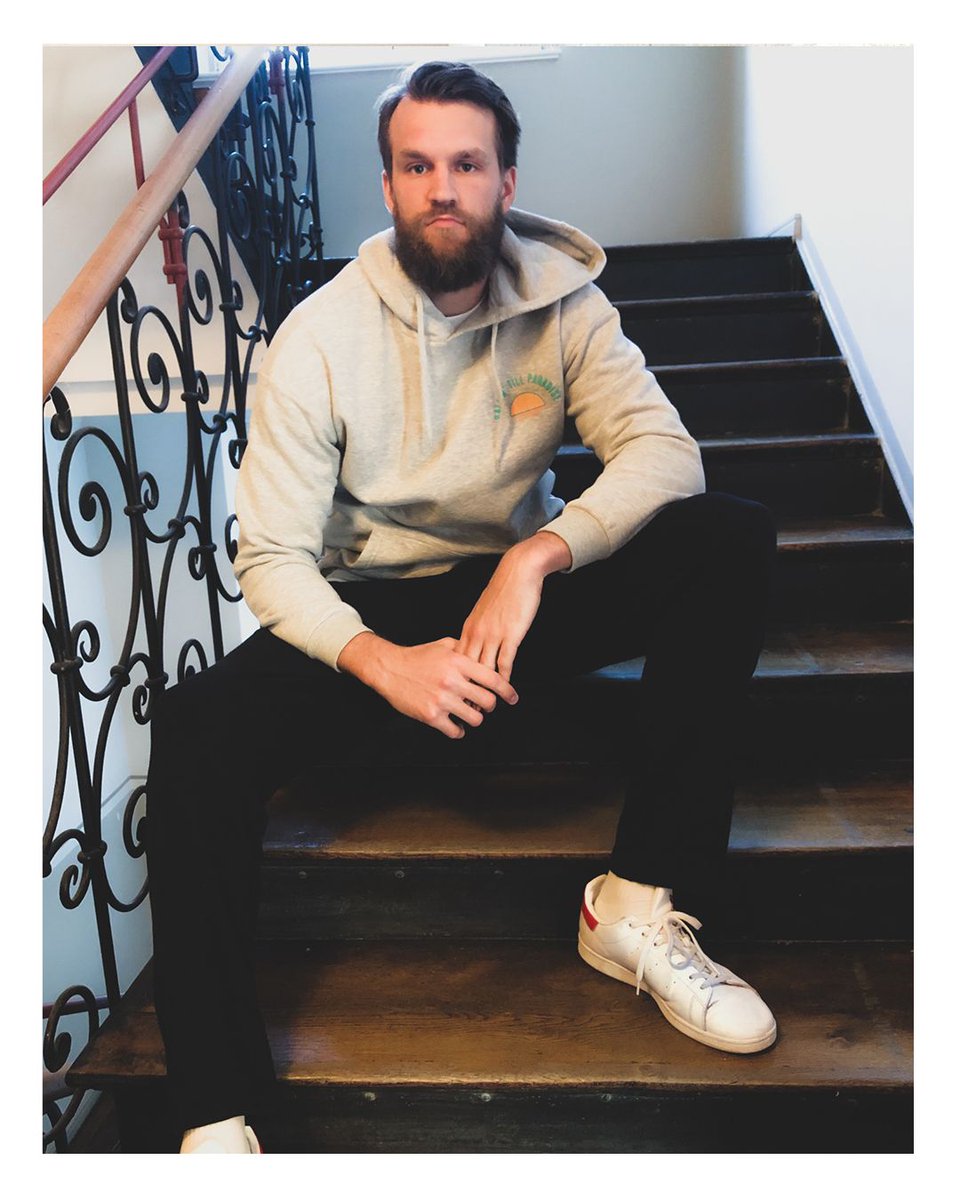 FCBBasketball's tweet photo. 🌴🏀 BALLIN‘ TILL PARADISE und positive Sommervibes - mit der #FCBB Courtside Collection 3.0 ! 😎
🛒 Zum Shop: https://t.co/IYoHKxBuXW
#CourtsideCollection #FCBBCourtsideCollection #MünchenIstUnserCourt #MaodoLo #DaniloBarthel https://t.co/OZfMV6oAuS