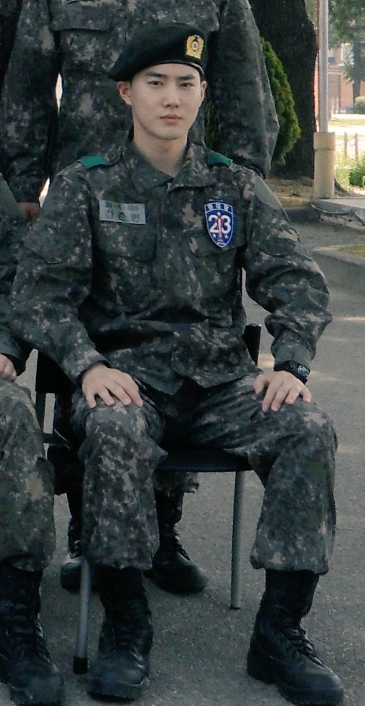 _DDUNION_'s tweet photo. 진짜 우리 준면이 자세보세요ㅠㅠ 중대장 마크 달고 제일 늠름하고 제일 멋있어서 오열 중😭😭 https://t.co/NedEbxmxXA