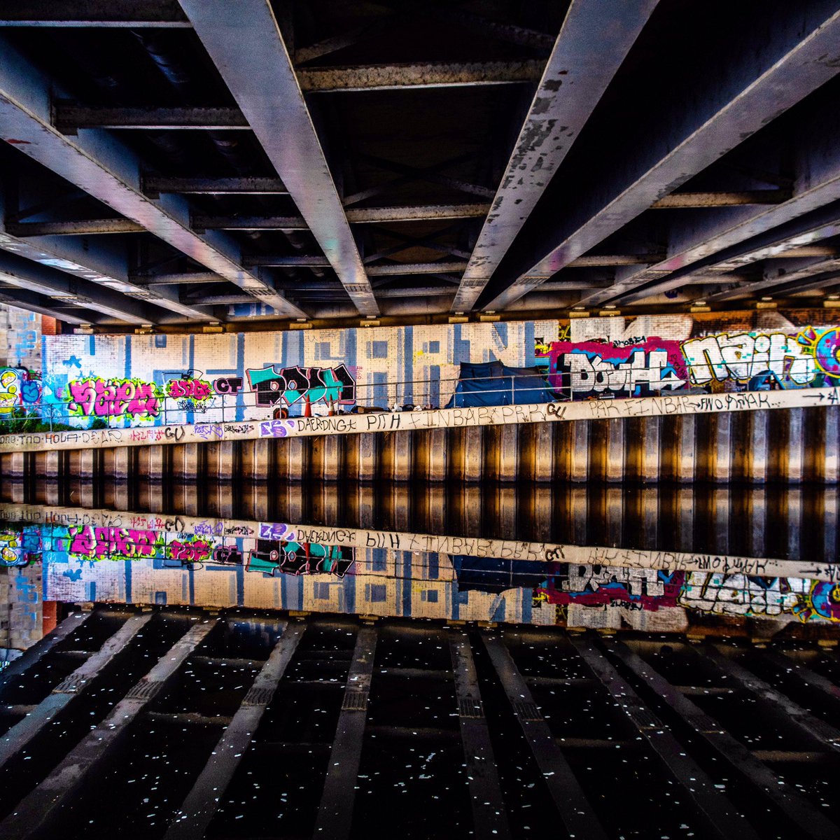 RadioAndrewE's tweet photo. Tales of the Riverbank: River Aire reflections (14/5/20)
#reflection #reflections #aire #riveraire #leeds #royalarmouriesleeds #bridge #graffiti #a61 #millconversion #boat #barge #talesoftheriverbank @CanalRiverTrust https://t.co/Js5q9xmyOS