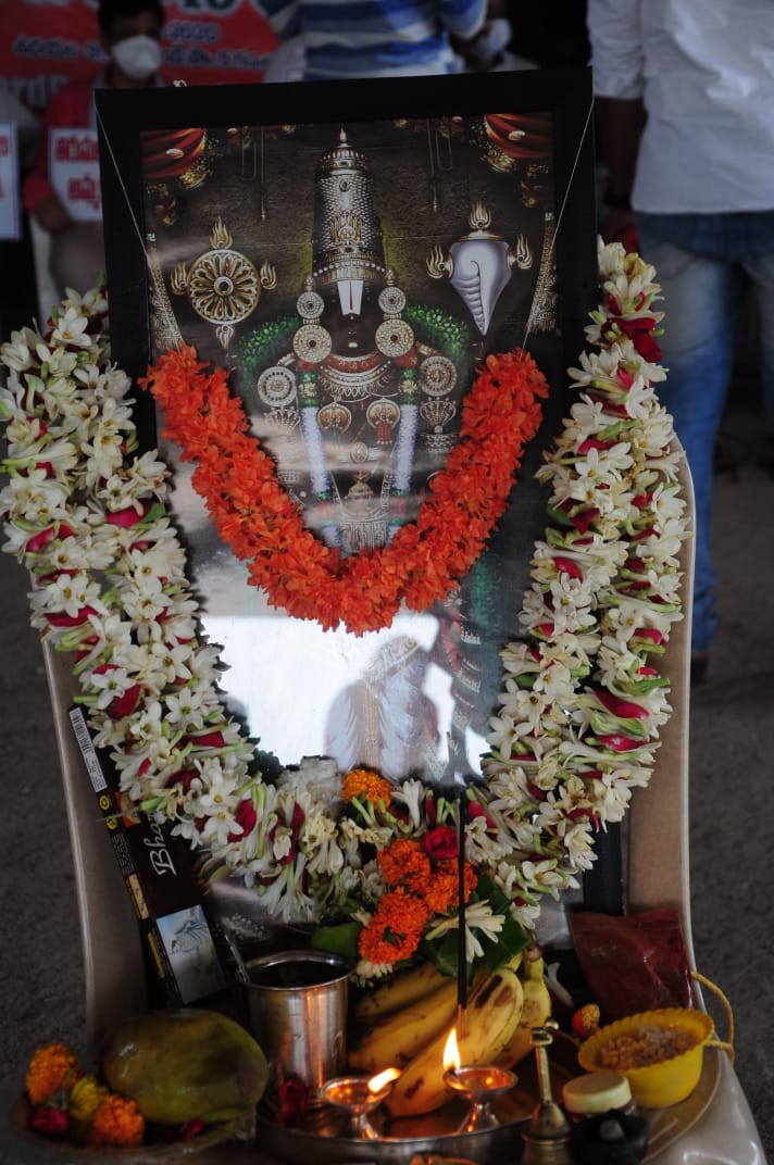 GantaSwarupa's tweet photo. టీటీడీ ఆస్తుల పరిరక్షణ కోసం ఈరోజు రాజమహేంద్రవరం లో బీజేపీ మరియు జనసేన సంయుక్త ఆధ్వర్యంలో జరిగిన నిరసన దీక్ష .....
@PawanKalyan @JanaSenaParty
#SaveTTDAssets
#BJPJSPAlliance
#JaiJanasena https://t.co/253tnXupFG