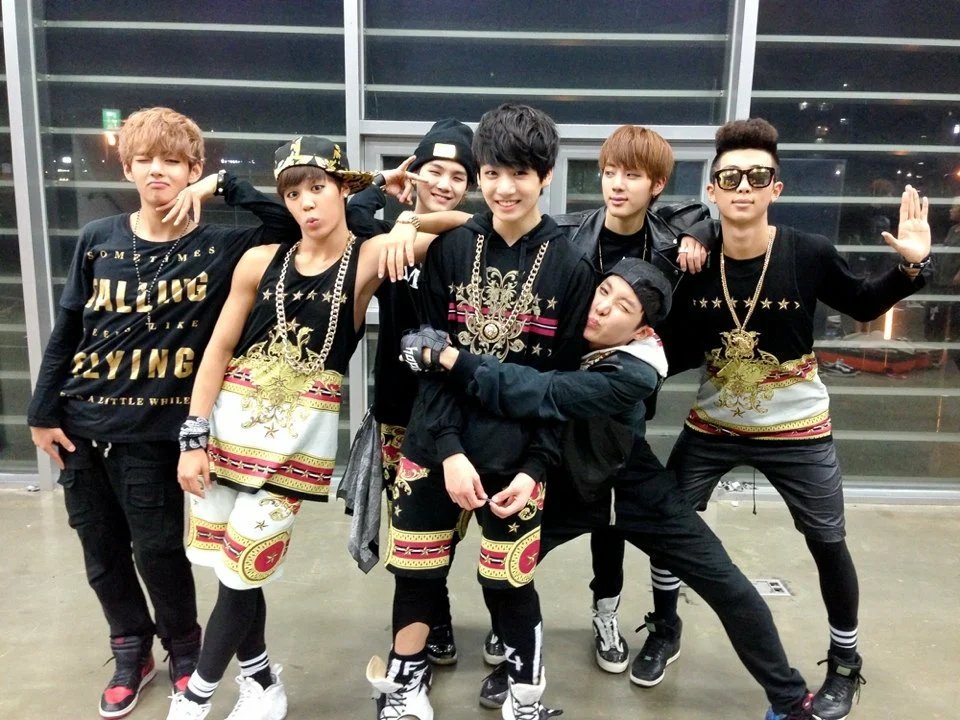 Bts участники. Bts группа корейская. Первый втс. Bts квадрат. Бантан сонендан.