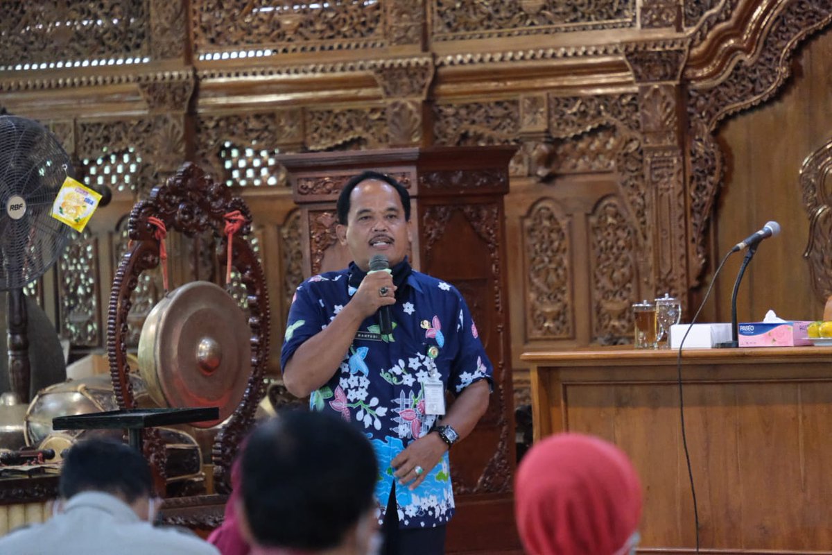 "Saya mewakili teman teman yang purna tugas baik yang hadir maupun tidak mengucapkan terimakasih yang setinggi-tingginya kepada Ibu Bupati, Pak Sekda, Pak Asisten, kepala BKPPD yang telah menyelenggarakan acara ini. kami yang purna tugas merasa diwongke (dimanusiakan)..."