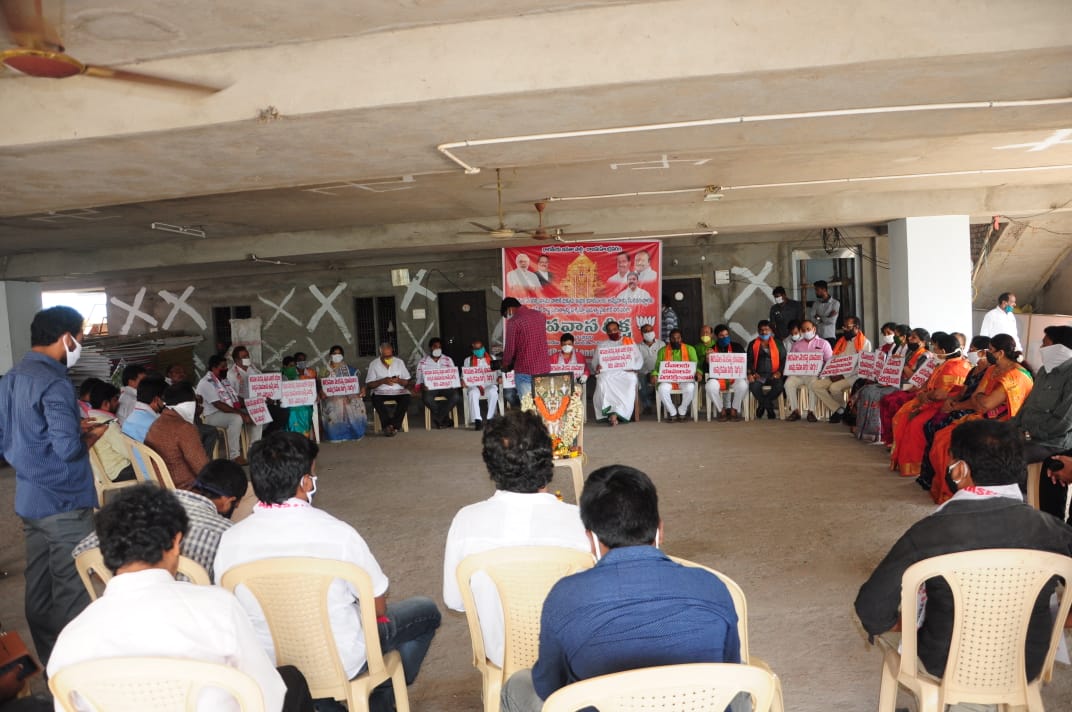 GantaSwarupa's tweet photo. టీటీడీ ఆస్తుల పరిరక్షణ కోసం ఈరోజు రాజమహేంద్రవరం లో బీజేపీ మరియు జనసేన సంయుక్త ఆధ్వర్యంలో జరిగిన నిరసన దీక్ష .....
@PawanKalyan @JanaSenaParty
#SaveTTDAssets
#BJPJSPAlliance
#JaiJanasena https://t.co/253tnXupFG