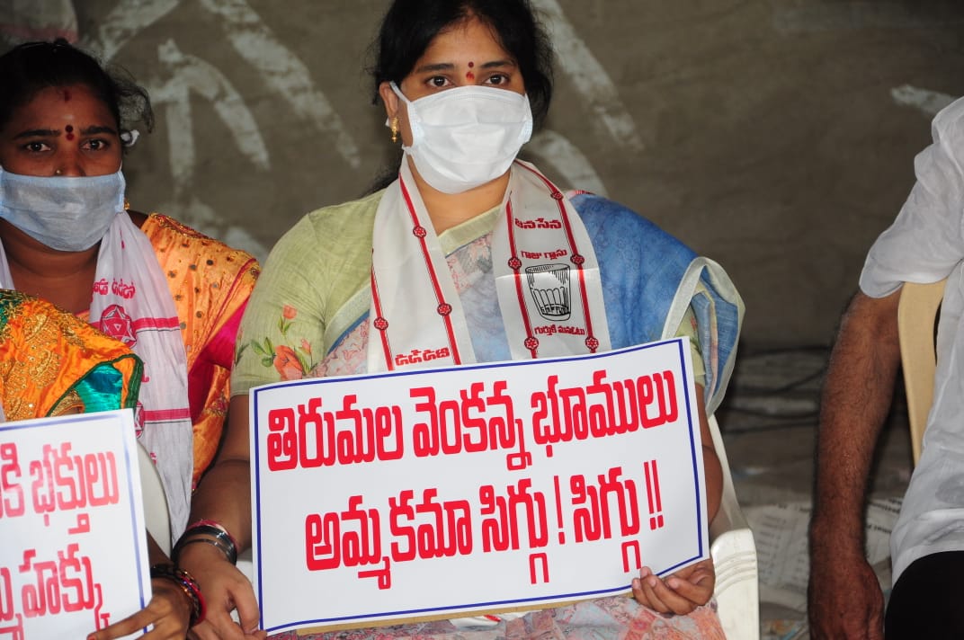 GantaSwarupa's tweet photo. టీటీడీ ఆస్తుల పరిరక్షణ కోసం ఈరోజు రాజమహేంద్రవరం లో బీజేపీ మరియు జనసేన సంయుక్త ఆధ్వర్యంలో జరిగిన నిరసన దీక్ష .....
@PawanKalyan @JanaSenaParty
#SaveTTDAssets
#BJPJSPAlliance
#JaiJanasena https://t.co/253tnXupFG