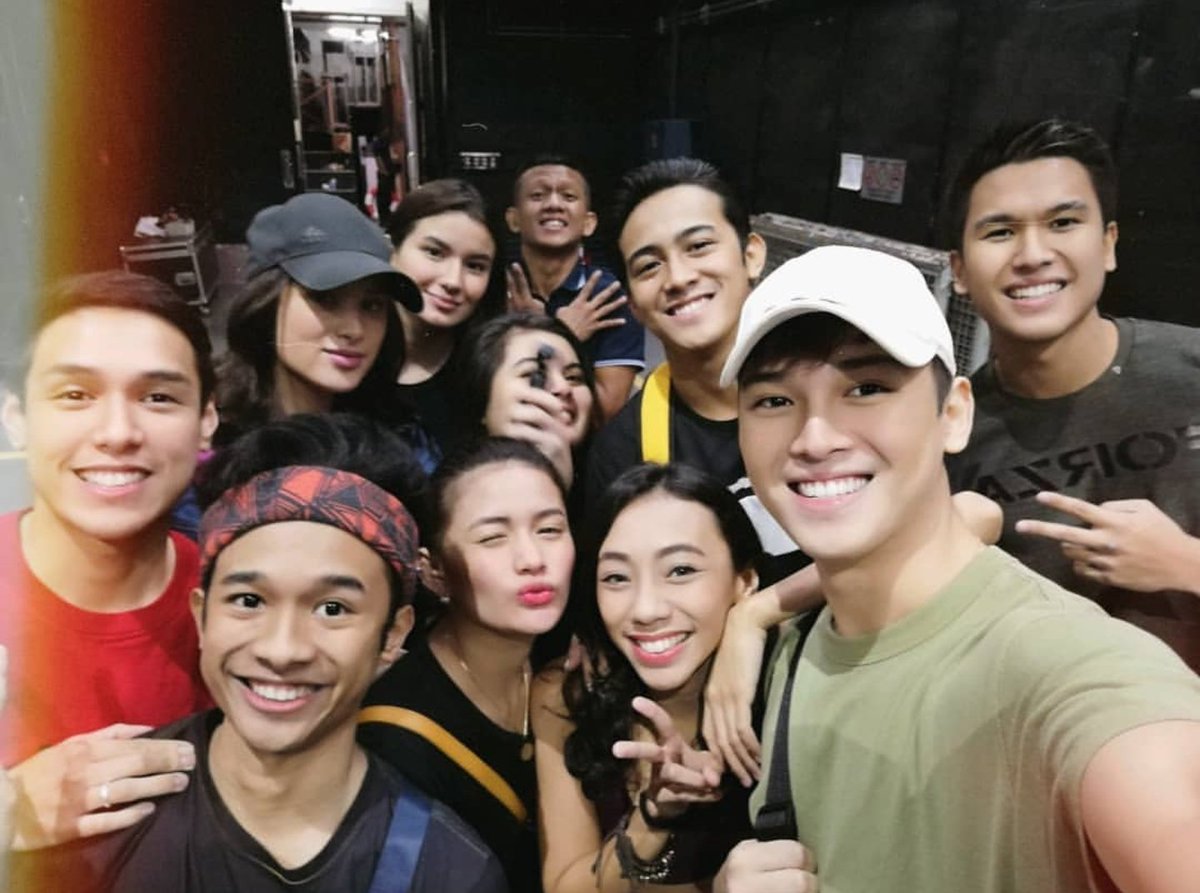 AkieFANMILY's tweet photo. Batch four; AKA best batch ever sa loob at labas ng BNK!

HappyONEderfulYear Batch4 https://t.co/UMIvFDCFU1