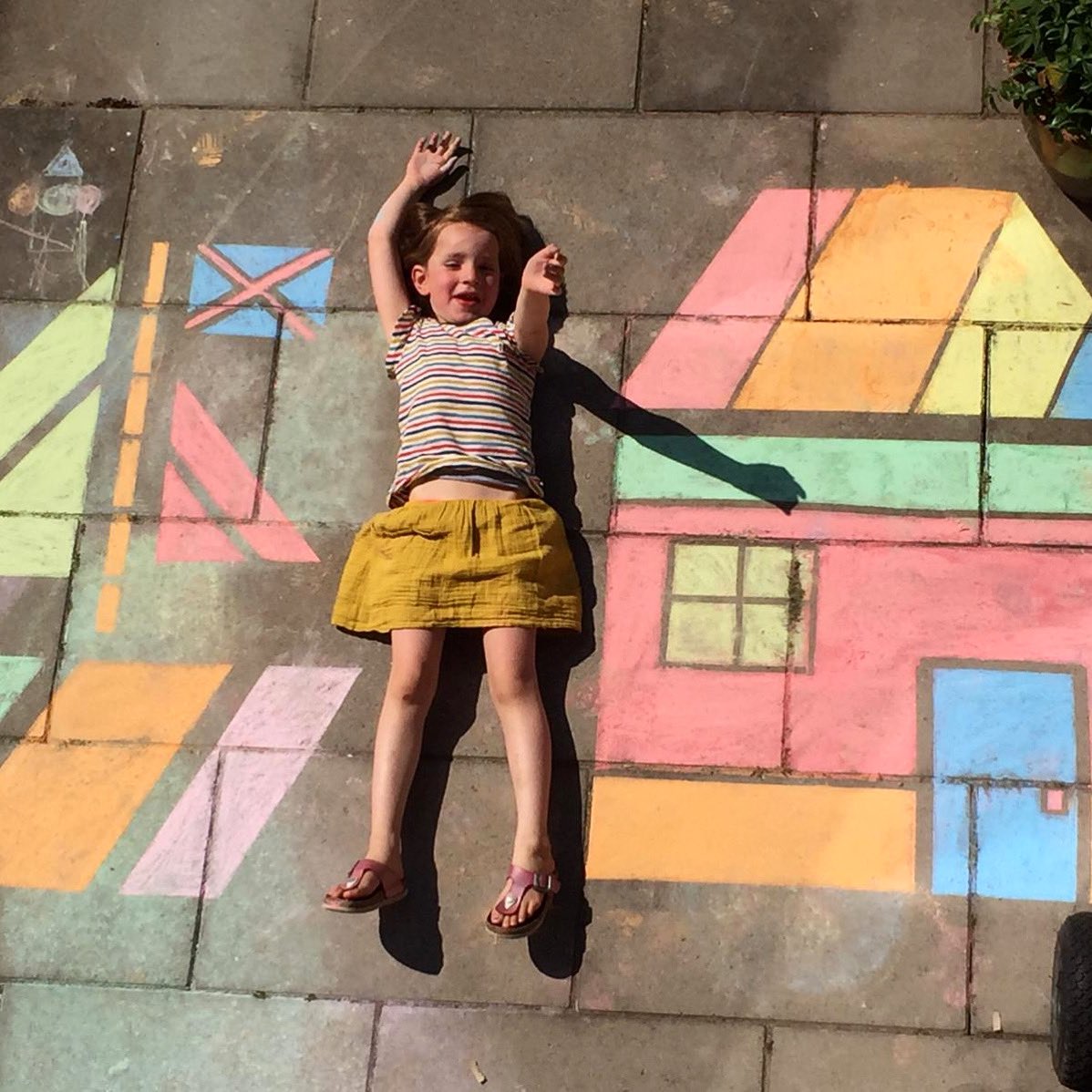 Stoepkrijtkunstwerk! Wat worden er mooie creaties gemaakt: thuis en op school. Wat je nodig hebt? Schilderstape en stoepkrijt. Dat is alles! Heb jij ook mooi werk om te laten zien? #stoepkrijt #kunst #kunstwerk #creatief #creatives #bedenken #afplaktape #schilderstape #kleuren