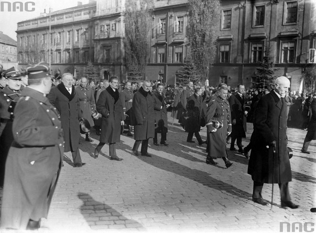 Kombatanci's tweet photo. Wskazane przez J. #Zarugiewicz i B. #Widt zwłoki młodego obrońcy Lwowa ⚔️ spoczęły w grobowcu na stołecznym pl. Saskim (ob. pl. Piłsudskiego). W uroczystościach pogrzebowych 2 XI 1925 udział wzięli przedst. wojska i rządu, w tym prezydent Stanisław Wojciechowski. #DzieńMatki #GNŻ https://t.co/lS4LNi7NnJ
