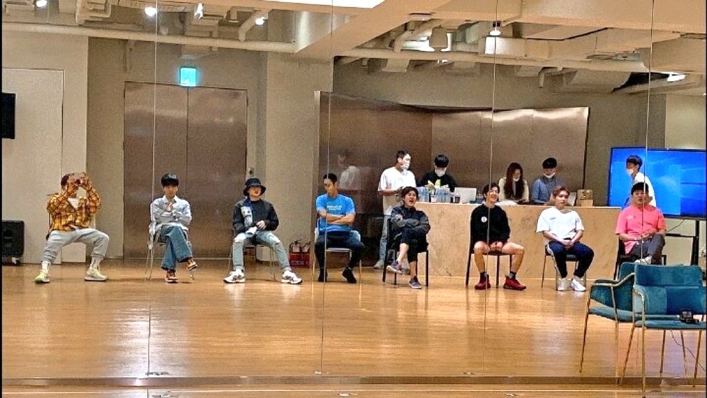 Different types of parents everytime they go to their childrens school activity a THREAD: #SUPERJUNIOR   #슈퍼주니어  @SJofficial