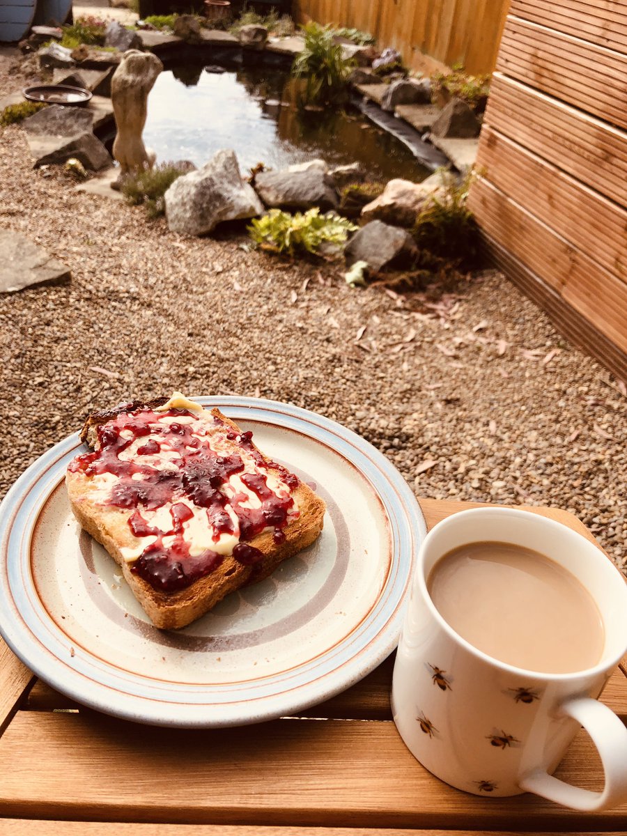 NorfolkInClay's tweet image. Breakfast by the pond thank you  @bread_source have a good day everyone! ❤️#BreadAndJam