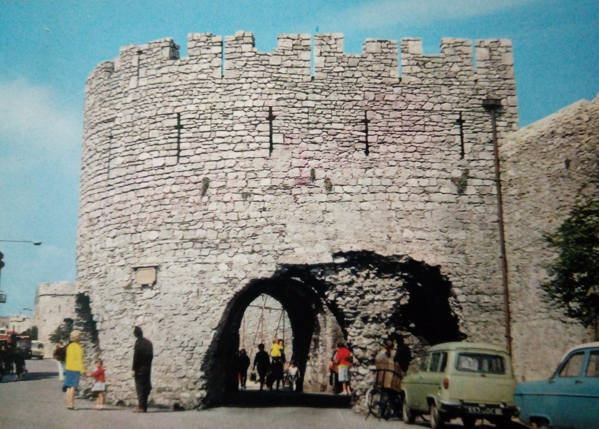 Postcardpoempop's tweet photo. Oh yes
Those ancient builders
Clever
But there was one thing
Gutters
Hadn't thought of that
Had they?
Good job our council
Stuck one
Down the side of it
#Tenby #FiveArches #Postcard https://t.co/V0S6JTfCzd