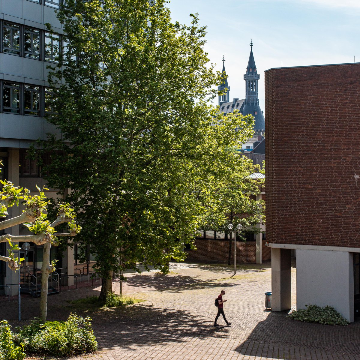 RWTH's tweet photo. Der RWTH-Campus im Sommersemester 2020 – hoffentlich bald wieder mit etwas mehr Leben gefüllt... 🙏 Wir freuen uns auf euch! ❤️ #RWTH #Campus #Uni #Hochschule #Sommersemester2020 #Sommersemester #Emptycampus https://t.co/gLvjpT5ANM