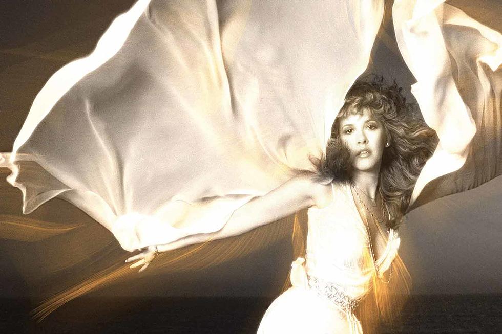 Happy 72nd birthday to the enchanting Stevie Nicks! 