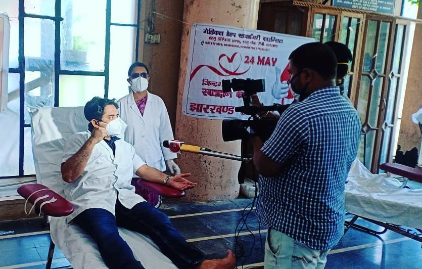 DrGauravKumarS2's tweet photo. Had a great Satisfaction after donating blood on Jharkhand Rakdata diwas. Total of 34 doctors donated blood and many others making it a success. Being a doctor we should come forward to encourage others to donate blood specially in this pandemic of corona. #RIMSTEAM
@BannaGupta76 https://t.co/PzoztuaBF1