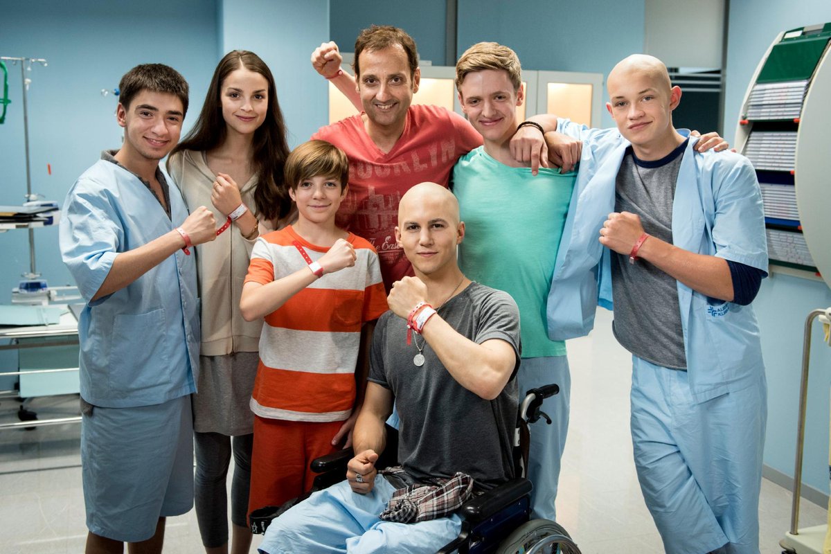 lbr_wiki's tweet photo. Carnet d'adaptations 🌍

Albert Espinosa et les interprètes des Bracelets Rouges allemands pendant le tournage de la saison.

"C'est très bien écrit, ils ont parfaitement compris le monde que j'ai créé. " - Albert Espinosa

#clubderrotenbander #lesbraceletsrouges https://t.co/PH5hJP49kV