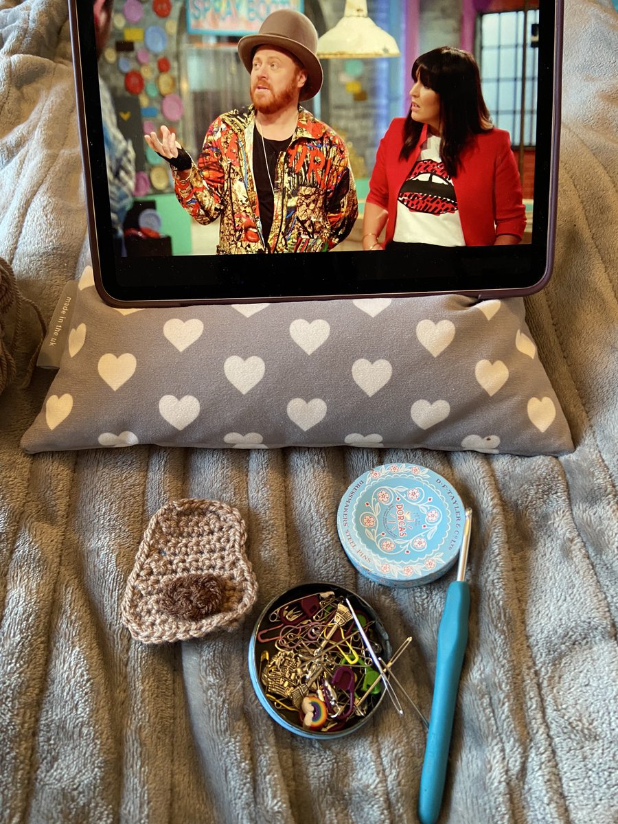 okthenwhatsnext's tweet image. Making a dog appliqué and catching up with #TFFOCC 😊 #whatimdoingnow #crochet #TuesdayMorning