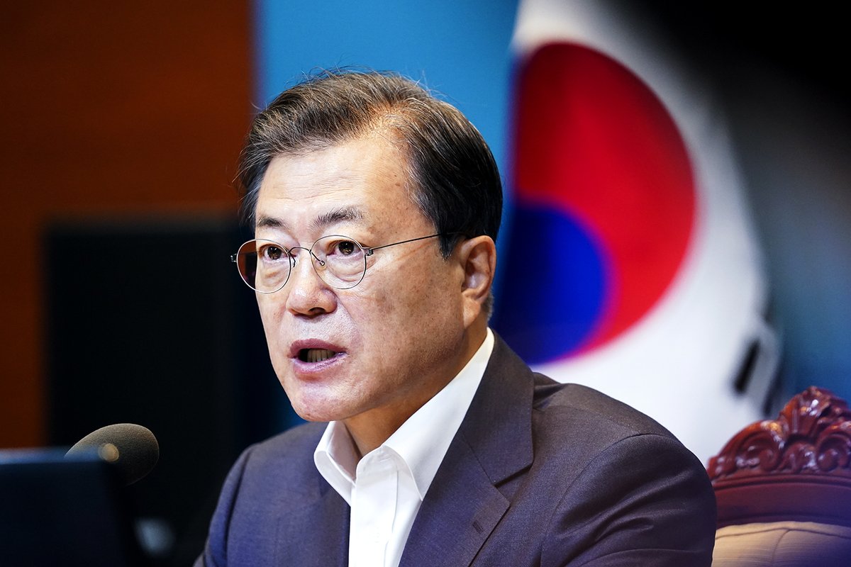 <제27회 국무회의>

교사, 학부모, 학생은 물론 
지역사회 모두가 방역의 주체입니다.
모두가 힘을 모아 
아이들의 안전을 지켜낼 때, 
K-방역이 또 하나의 세계 표준이 
될 수 있을 것입니다.

www1.president.go.kr/articles/8679