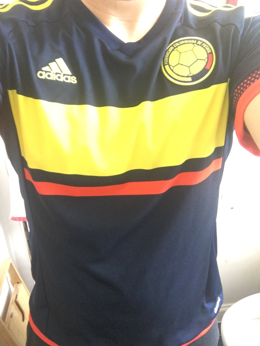 conanriquelme's tweet photo. Columbia’s away shirt from the 2016 Copa Centenario. Like the mix of colours here. @homeshirts1 #homeshirts #footyshirtstowork #GetYouKitOn #showoffyourshirt #shirtingfromhome #IsolationShirts https://t.co/uvWsrUL0wC