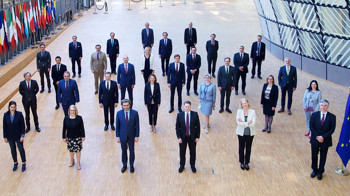 GherghisanM's tweet photo. New family photo style launched in #Brussels this Spring (#COREPER I and II) ; copyright European Union https://t.co/6ovtZfTZn9
