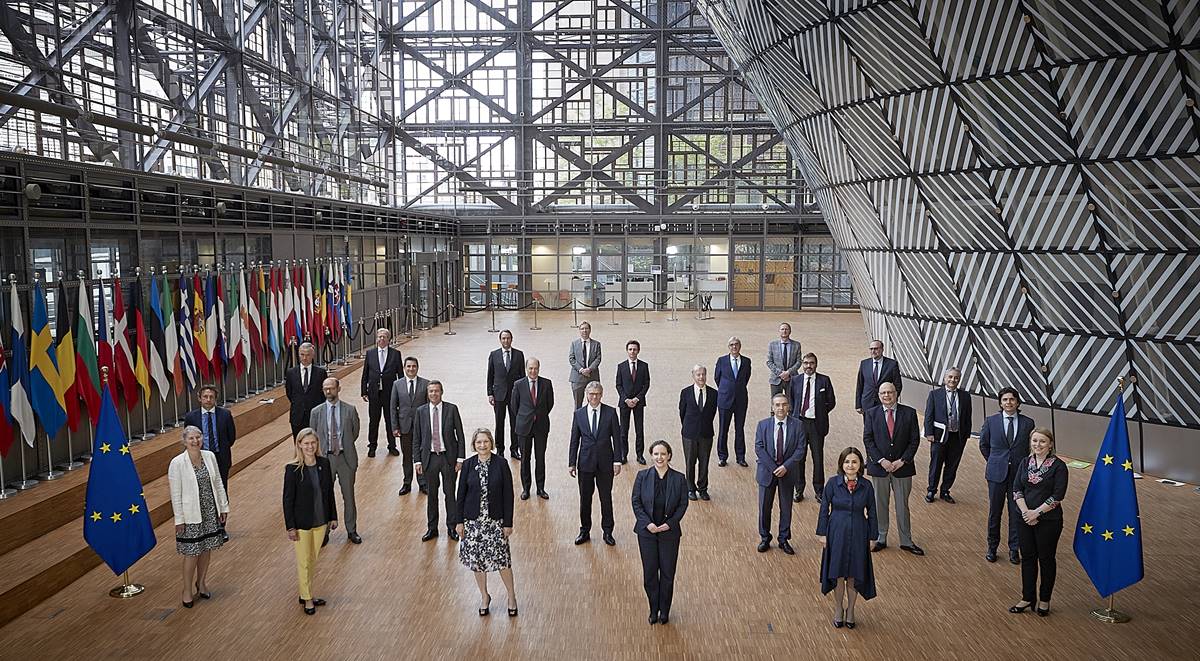 GherghisanM's tweet photo. New family photo style launched in #Brussels this Spring (#COREPER I and II) ; copyright European Union https://t.co/6ovtZfTZn9
