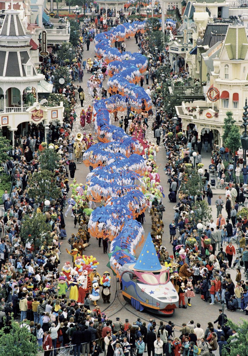 DLPNews's tweet photo. Le 26 mai 1994, la gare TGV Marne-la-Vallée – Chessy est inaugurée et relie ainsi #DisneylandParis à l’Europe faisant de notre destination le premier hub TGV de France. A cette occasion, un immense train en papier de 300 mètres de long avait traversé Main Street, U.S.A. ! 🚄 https://t.co/iFwwD2kiwN