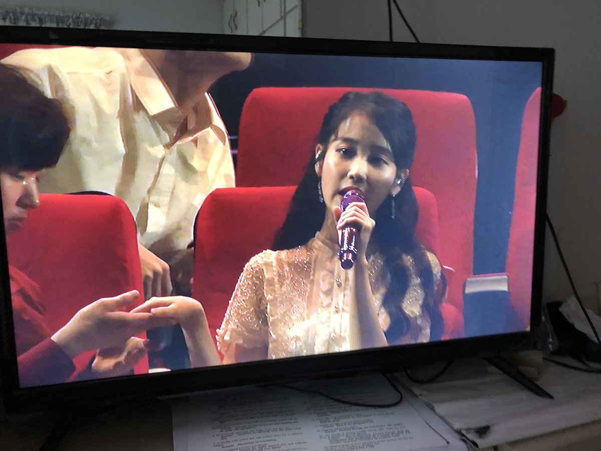 icdelara's tweet photo. Napanood na ni mami Scarlet Heart tapos kagabi kakatapos lang ng Hotel del Luna e nag isip ako ng ibang panoorin aayaw! Matulog muna daw sya. Ede plinay ko muna concert ni iu nong 2018 aba gumising at nanood haha! Fan na rin mami https://t.co/ZKDbvfpWK2