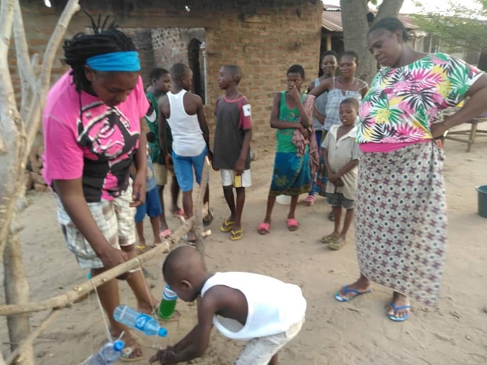 In some communities hand washing buckets are not accessible. To bridge the gap
<a href="/LinksNig/">Community Links Nig.</a> is training community members to construct tippy taps to wash their hands. 
Localizing the fight against #coronavirus 🌟