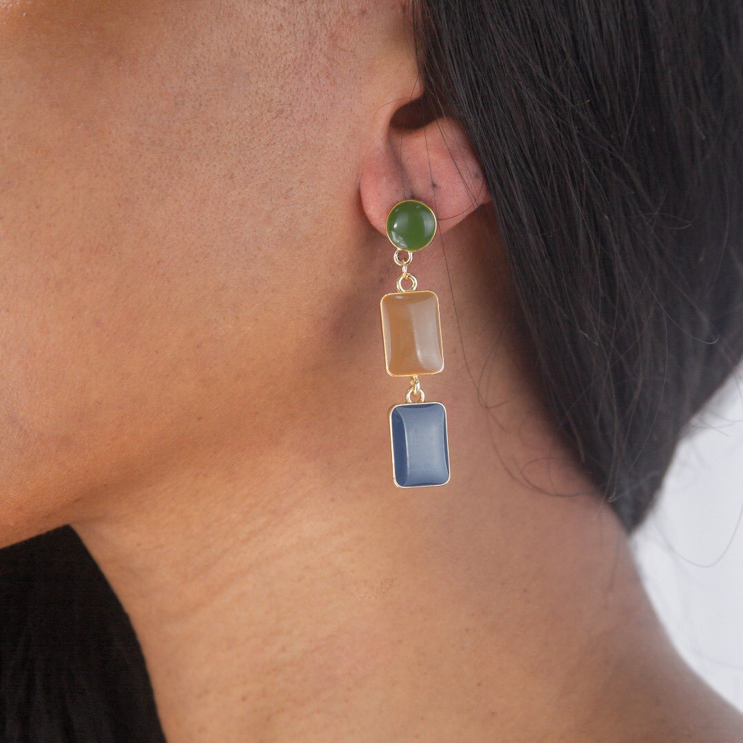 EllaMatthewEM's tweet photo. These multicolor earrings form one of Ella Mathew’s collections are the way to with office desk and dinner outfit. They come in one round pendant joined to two rectangular-shaped pendants by a gold-coated chain. https://t.co/zsc9VgqAMO