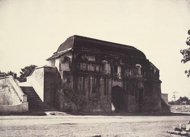 Later nayak rulers expanded the fort during viswatha nayak period addind 72 bastions and 4 main entrances on each directions. Today only north entrance only survives near periyar bus stand
