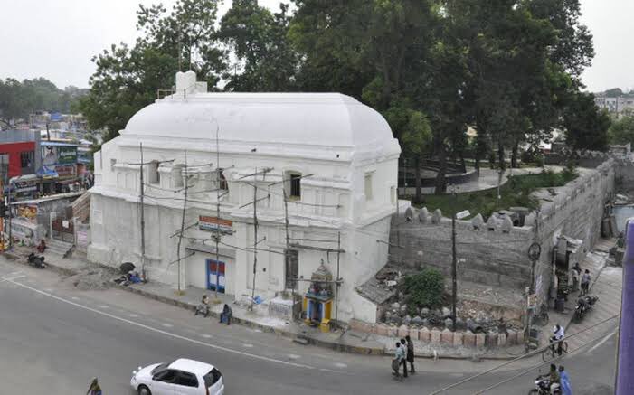 Later nayak rulers expanded the fort during viswatha nayak period addind 72 bastions and 4 main entrances on each directions. Today only north entrance only survives near periyar bus stand