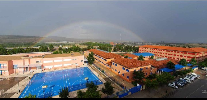 Creo que esta foto representa la ILUSIÓN
Ilusión porque todo pase, ilusión por recuperar la normalidad en nuestras vidas, ilusión por reencontrarnos con nuestros niños...
Muchas gracias a su autor/a y un abrazo a nuestros compis del @CEIPausias y del <a href="/AmpaJRJ/">AMPA JuanRamónJiménez Villaverde</a> ¡Ánimo!