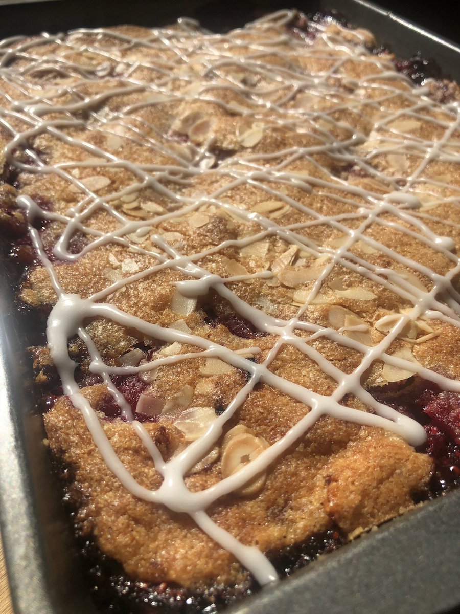 saddleworthbake's tweet photo. Bakewell Slice (waiting to be cut) &amp; a sunny day!👌🏻🤤☀️ #bakewellslice #almonds #bonnemamanraspberryconserve #yum #sunnyday #sunshine #baking #saddleworth #oldham https://t.co/BxY6lYidnx