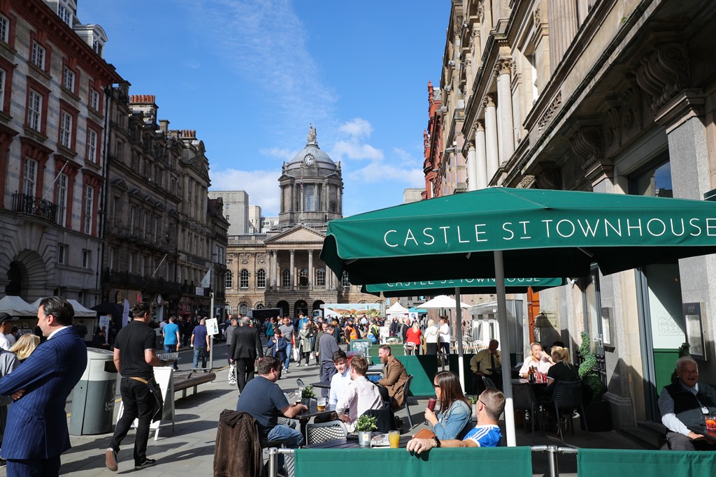 We're pleased to share the new £450,000 fund to support restaurants and bars to aid their recovery &amp; to help reimagine spaces in Liverpool. <a href="/LpoolBIDcompany/">Liverpool Business Improvement District</a> and <a href="/LpoolChamber/">Liverpool Chamber</a> will be working with <a href="/lpoolcouncil/">Liverpool City Council</a> to deliver this project

Further details 👇👇

liverpoolbidcompany.com/450000-outdoor…