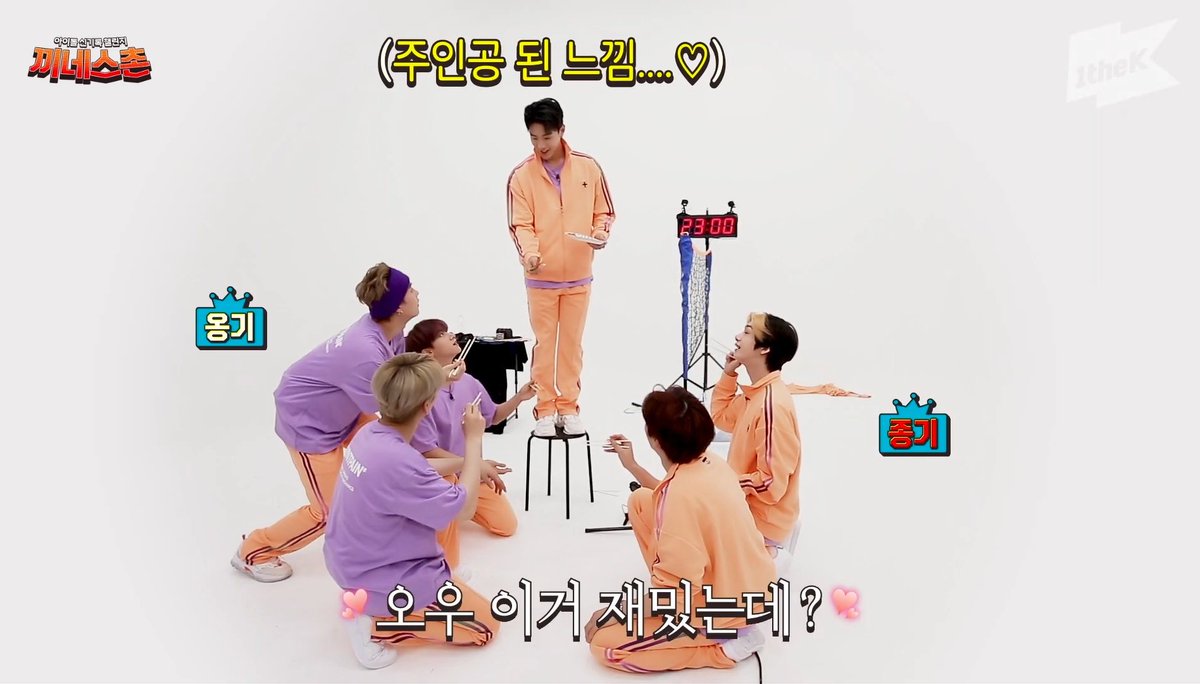 shownu_mx's tweet photo. @1theK When Shownu was amused by the scene he was watching as the rest of the members looked up at him and waited for the confetti to fall 😂
#끼네스촌_몬스타엑스
#KKINESS_MONSTAX https://t.co/rYyHgciZ2P