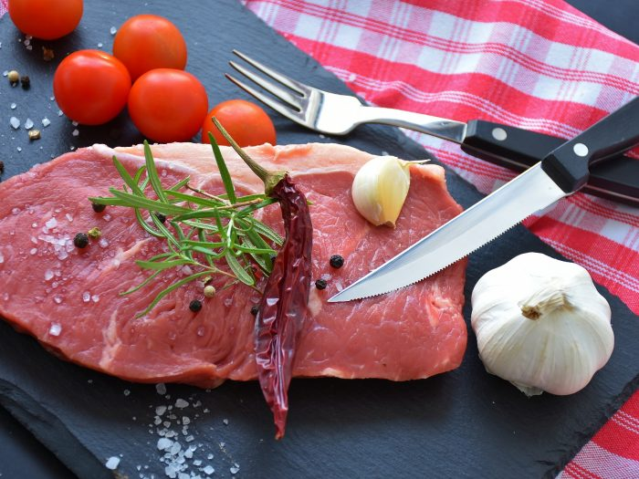 Cibum4's tweet photo. #CARNE DI #VITELLO: #COLESTEROLO QUASI ASSENTE E TANTO #FERRO
Alla #brace, in #umido o #arrosto. Scegliere come cuocere la #carne di #vitello, o se consumarla #cruda, non è solo un fatto di gusto. Scopri come fare. https://t.co/zClIndmKsB #cibum #alimentazione #dietamediterranea https://t.co/liijesr0yW