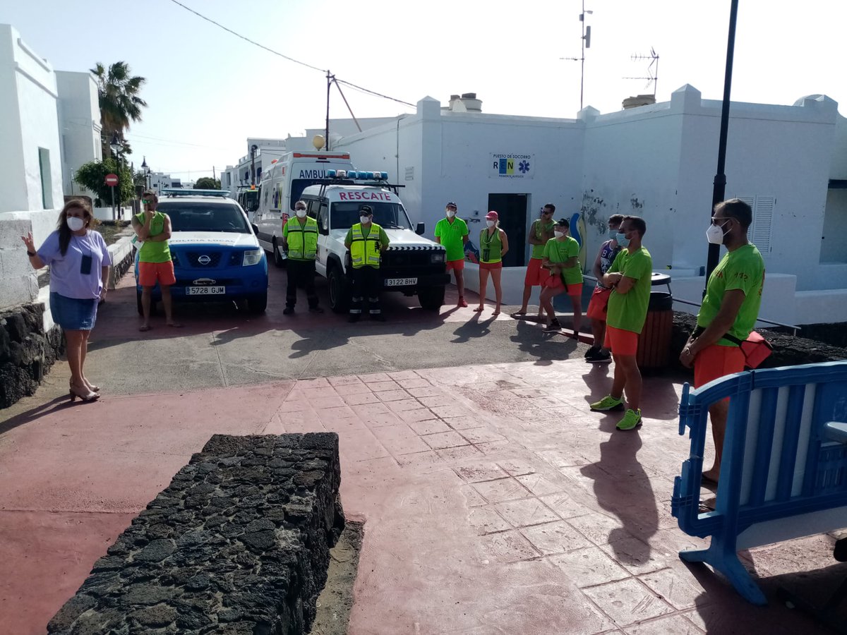 RENCanarias's tweet photo. Ayer se procedió a la apertura de las #playas, y por ese motivo realizamos #briefing, para organizar  #socorristas en playas y piscinas naturales. Presta atención a indicaciones de socorristas y cuerpos de seguridad. #CIVID19 #EsteVirusLoParamosUnidos https://t.co/HEC3wwsZb1
