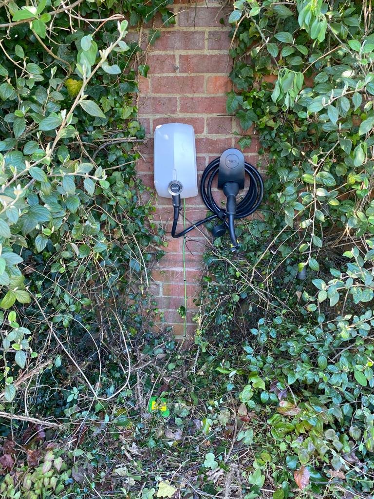 A rose between thorns 🌹 

🔌 @evboxglobal 
🚗 @mercedesbenz #e350e
📍#watford