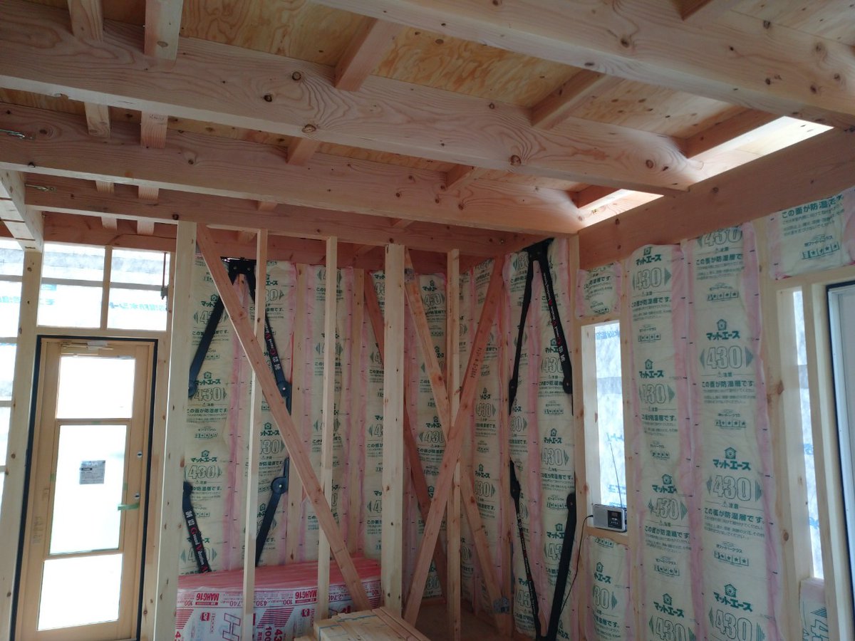 エステートコーポレーション有限会社 Yanoモデル 断熱材は高性能グラスウール16k 全て取付完了です 今日は電気屋さんと水道屋さんが来てくれました 明日は窓枠が入りまーす サッシ 断熱材 グラスウール 窓 電気 水道 マイホーム