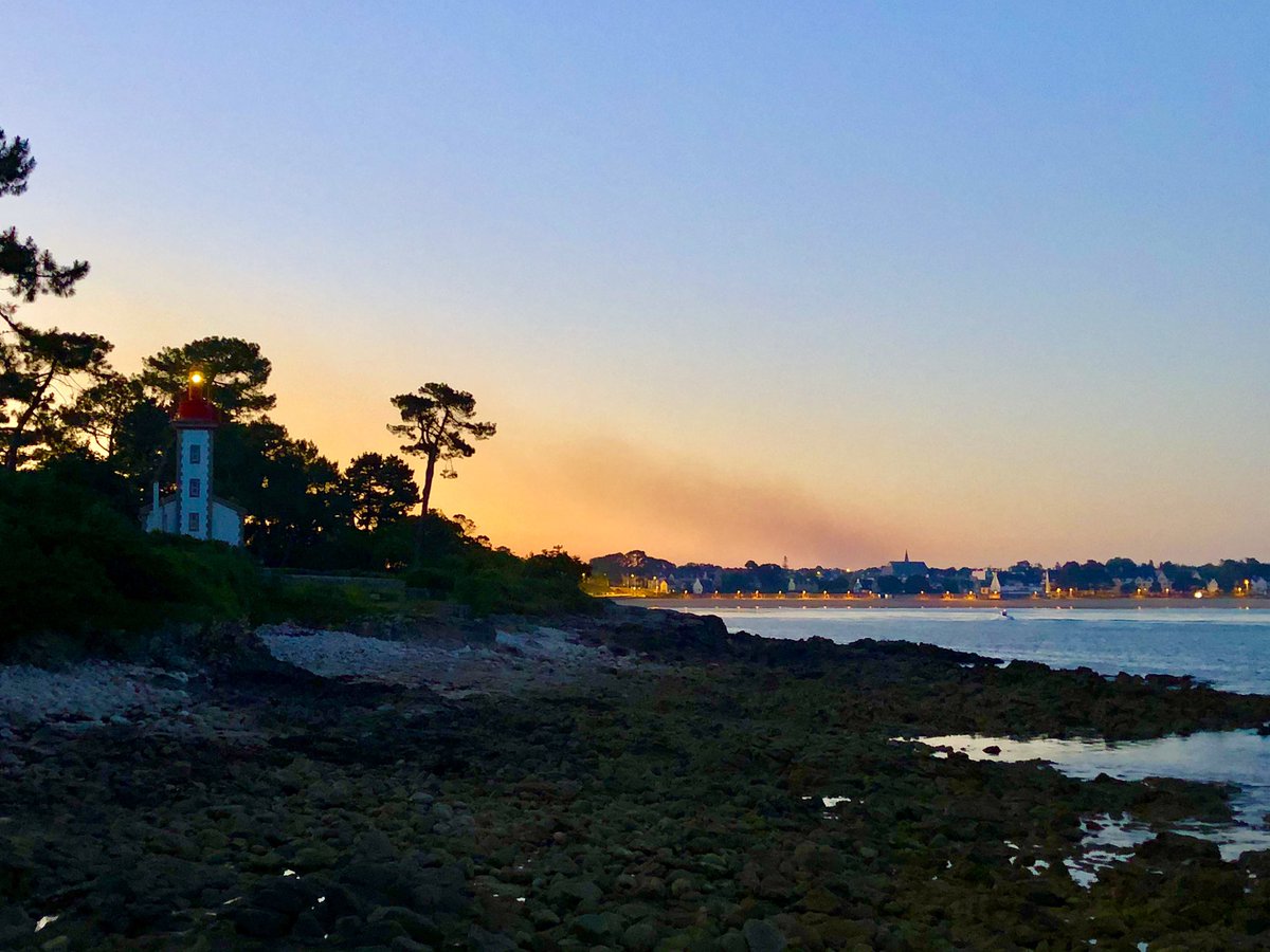 Sainte Marine et son phare  #plage #coucherdesoleil #blue #finistere #bretagne #phare #toutcommenceenfinistere #finisteretourisme #sunset #ciel #mer #ocean