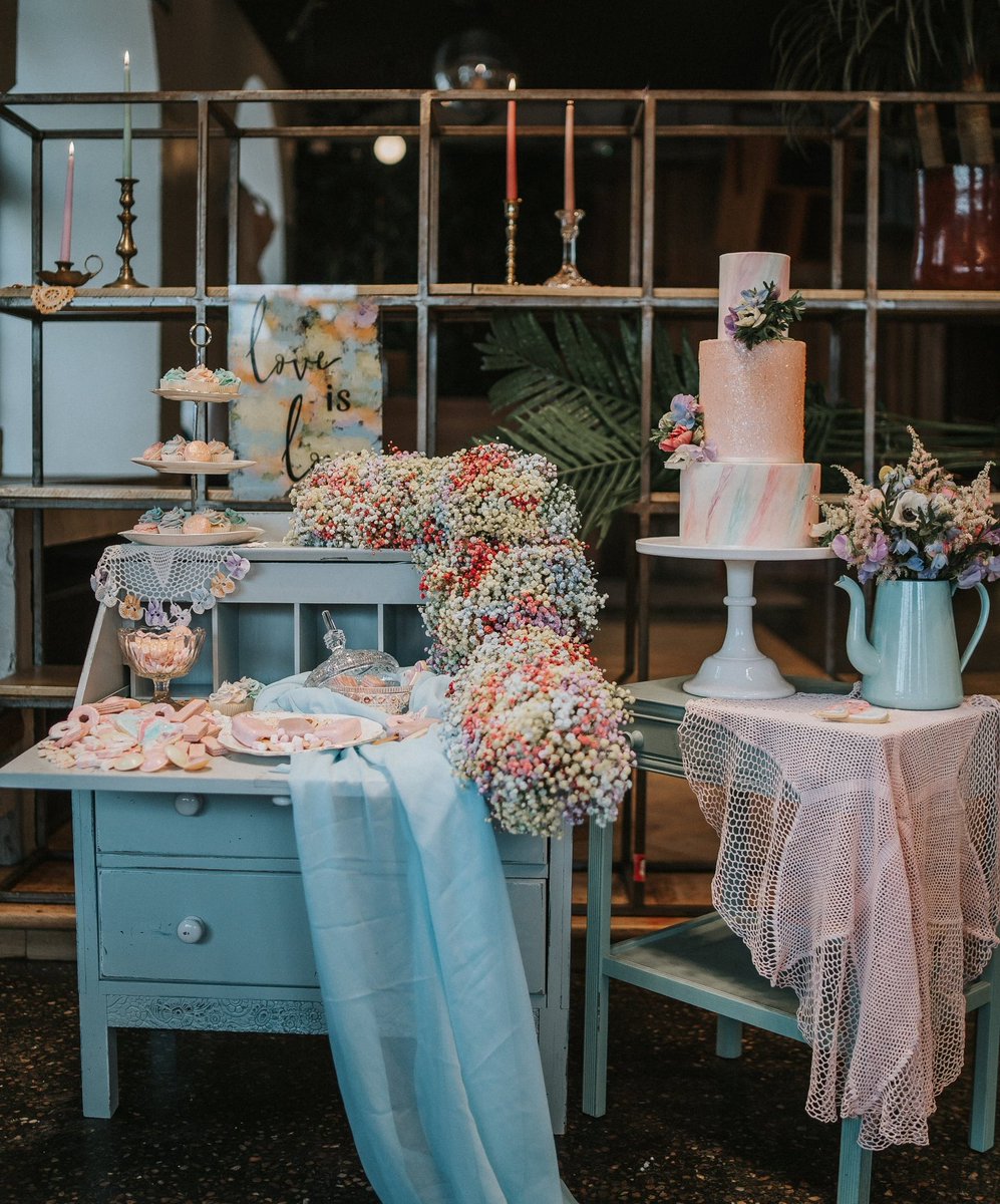 New blog post for all you creative couples and DIY brides who are planning to style your wedding venue.
⠀⠀
5 key areas to style in your wedding venue to create maximum impact 👇👇👇
bettylovesvintage.co.uk/new-blog/5keya…

#weddingadvice #weddingtip #creativewedding #vintagewedding