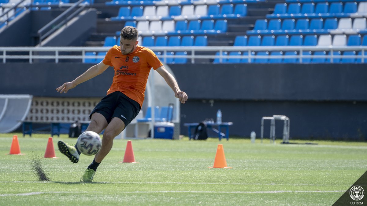 ibizaud's tweet photo. 😅 Trabajando duro para llegar a tope ✈️

#VamosIbiza 💙 https://t.co/xVNoMPajfd